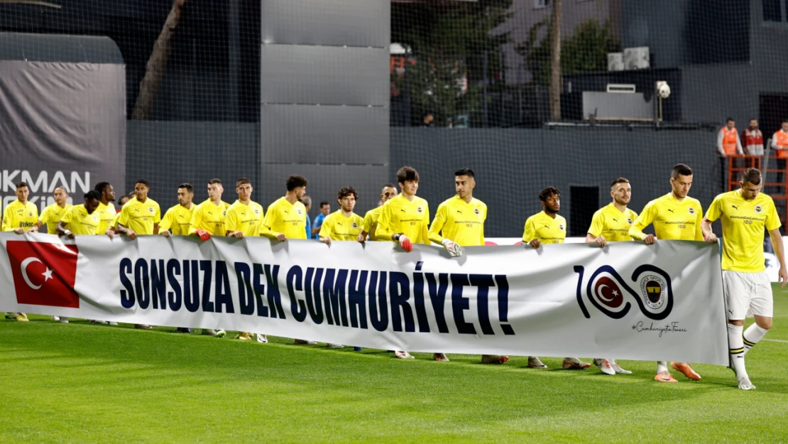 Fenerbahçe 'Sonsuza Dek Cumhuriyet' pankartıyla çıktı