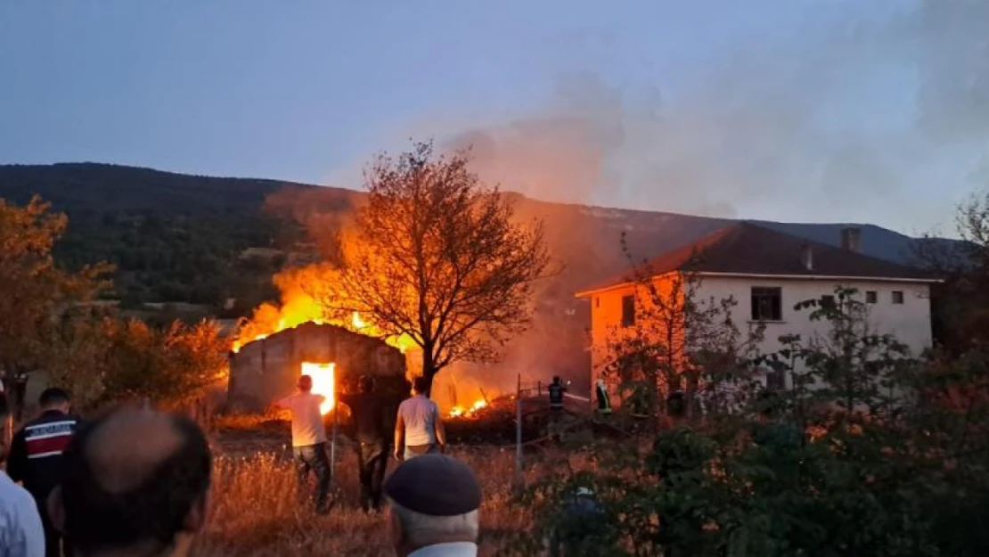 Garajda başlayan yangın evi yuttu