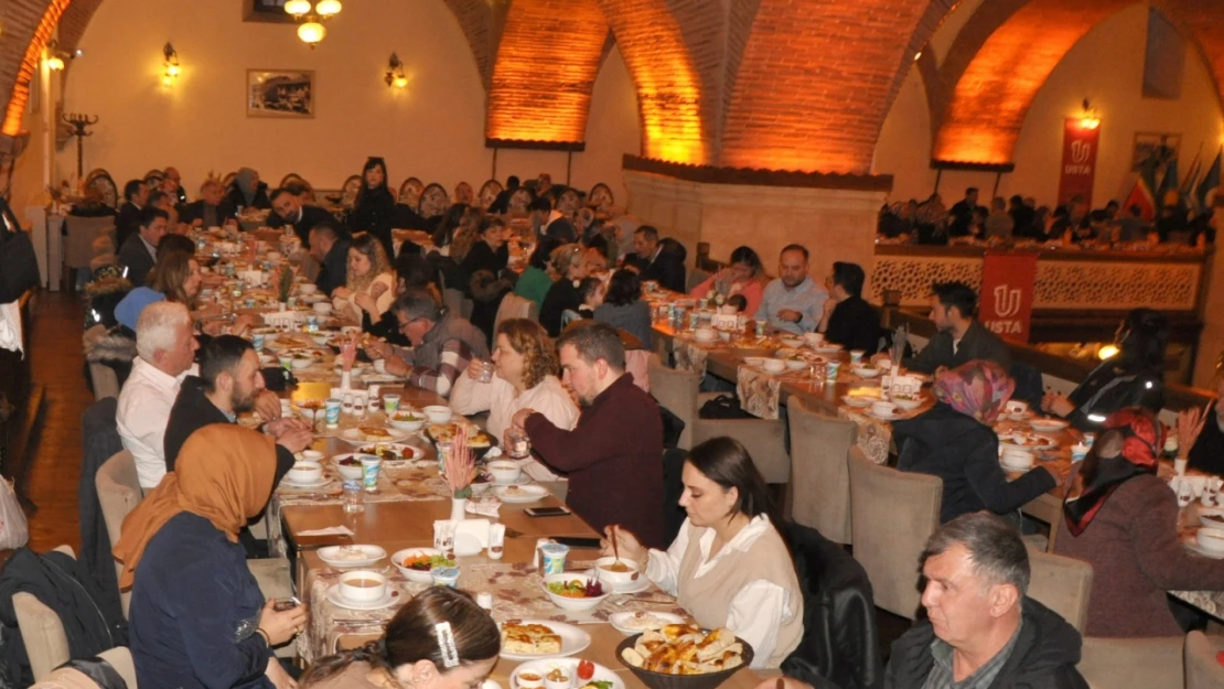 Gazeteciler iftarda bir araya geldi