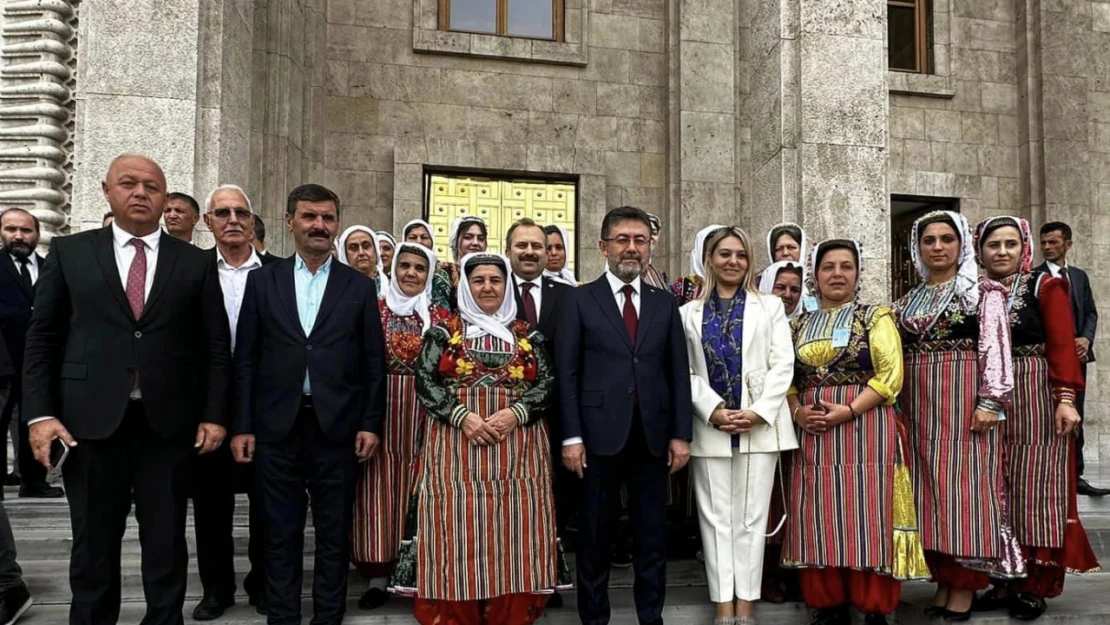 Geleneksel kıyafetleri Meclis'te tanıttılar