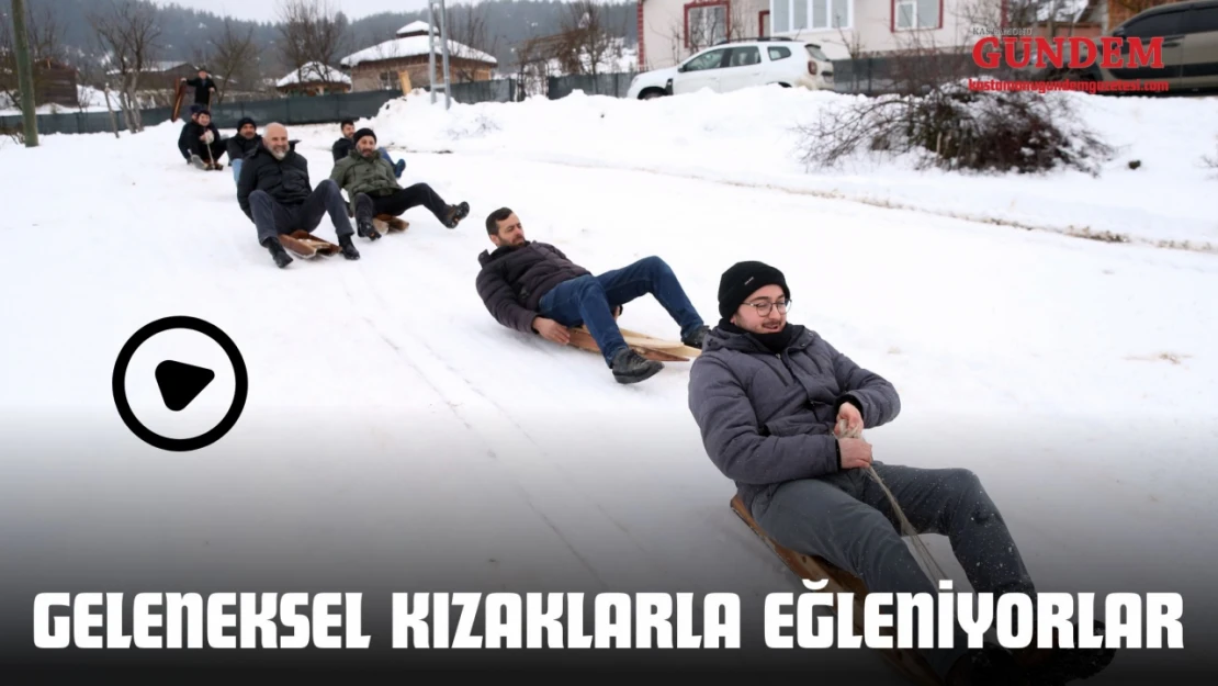 Geleneksel Kızaklarla Eğleniyorlar