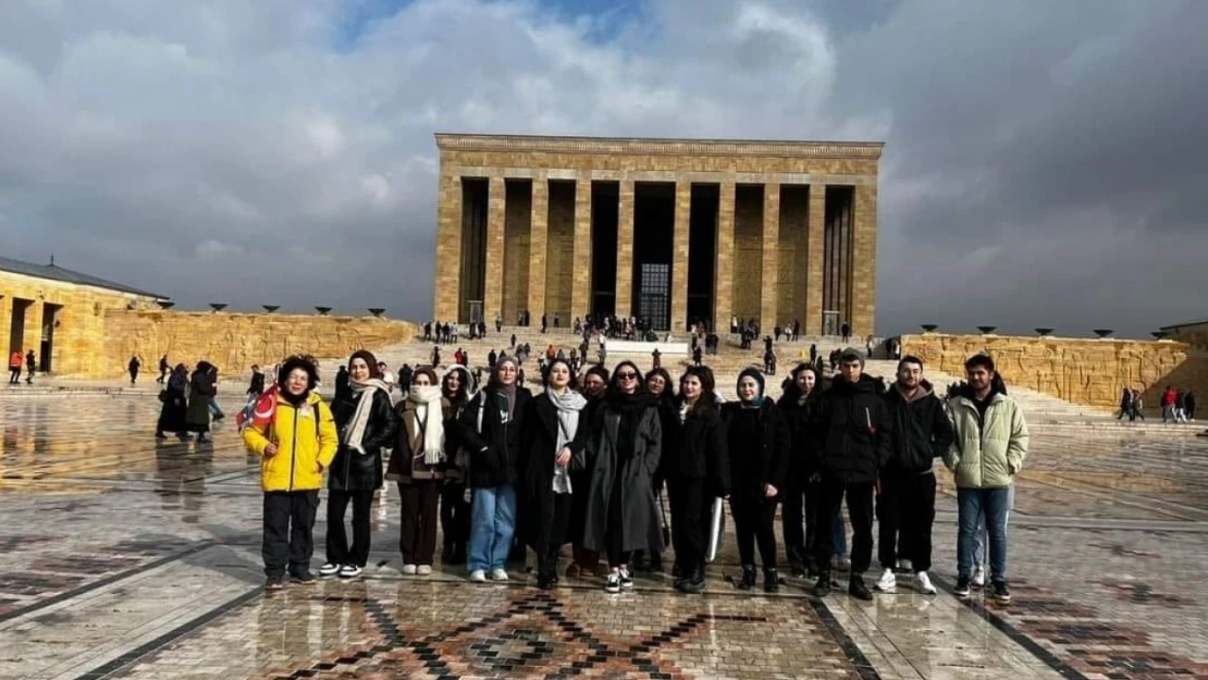 Gençler Anıtkabir'i Ziyaret Etti