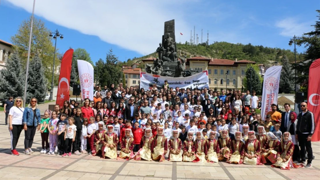 Gençlik Haftası için çelenk sunuldu