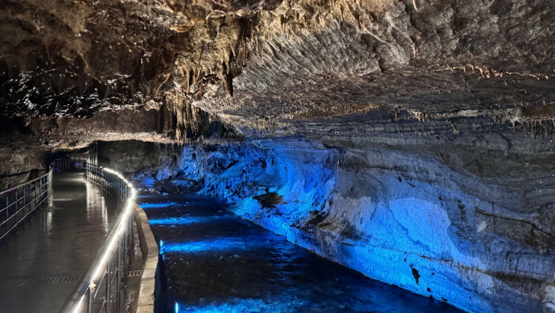 Gökgöl Mağarası Büyüleyici Bir Yolculuğa Çıkarıyor