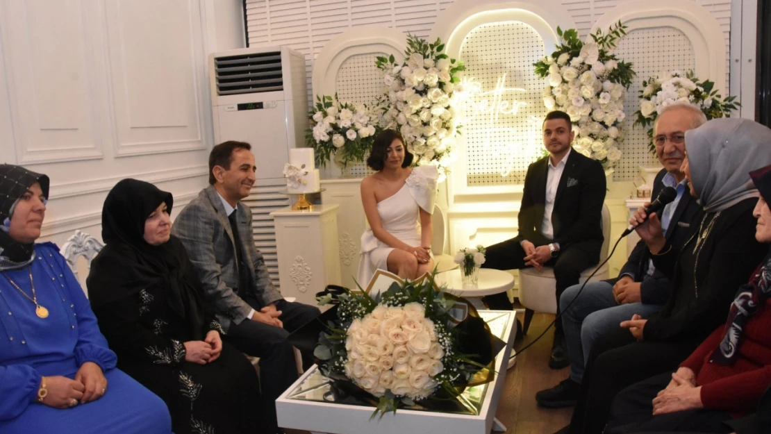 Gökhan Öz ve Esra Bozak Nişanlandı