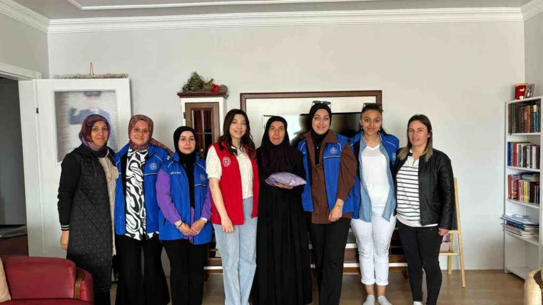 Gönüllü Gençler Depremzede ve Şehit Annelerini Ziyaret Etti