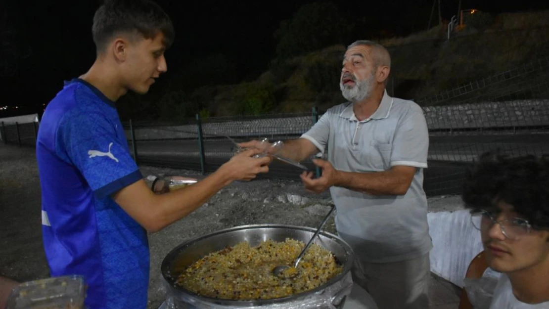 Halı saha turnuvasında aşure ikramı