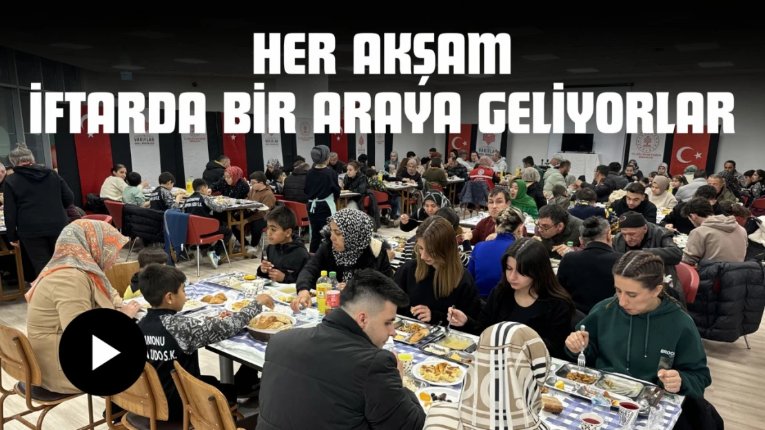 Her Akşam İftarda Bir Araya Geliyorlar