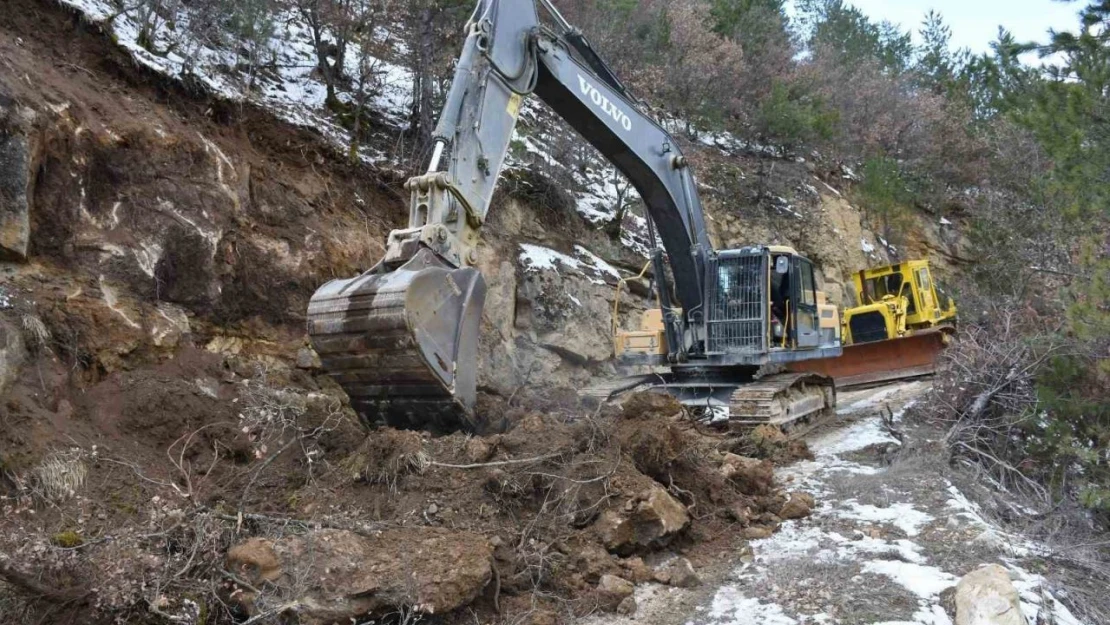 Heyelan Köy Yolunu Kapattı