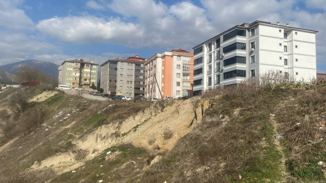 Heyelan Nedeniyle Apartman Sakinleri Tedirginlik Yaşıyor