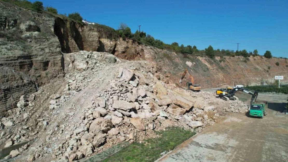 Heyelan Fabrikaların Yollarını Kapattı