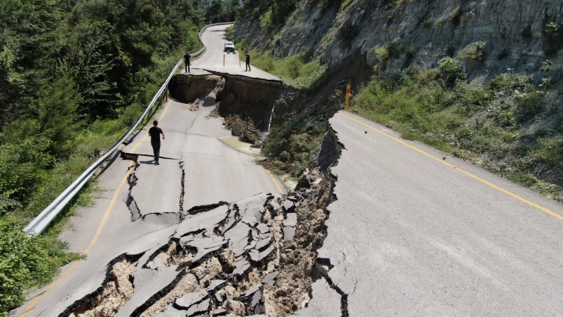 Heyelan sonrası çöken yol trafiğe kapatıldı