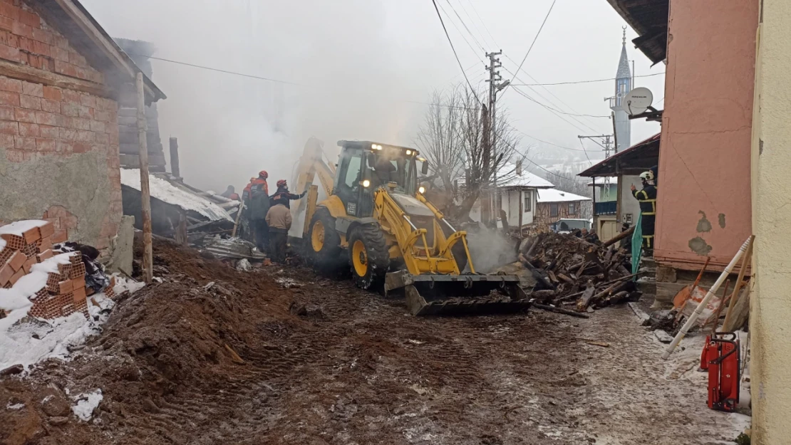 İki Katlı Ev Küle Döndü