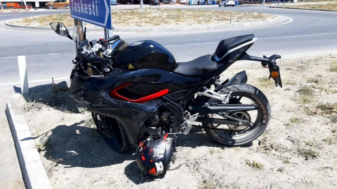 Motosikletle Otomobil Çarpıştı: 2 Yaralı