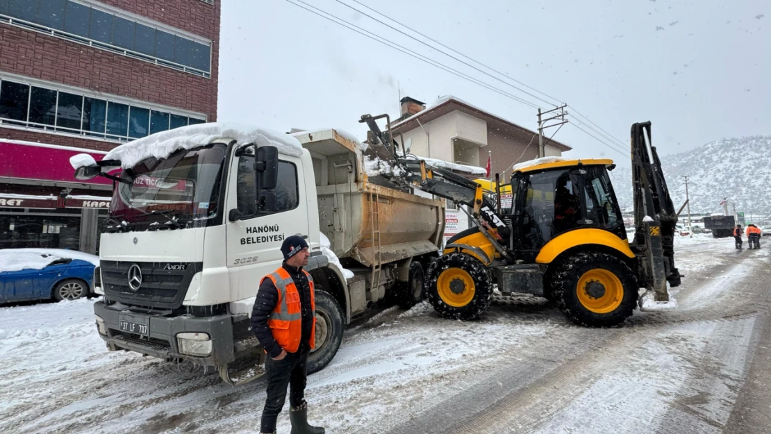 İlçede Biriken Karlar Temizleniyor