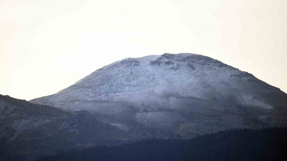 Ilgaz Dağı'na mevsimin ilk karı düştü