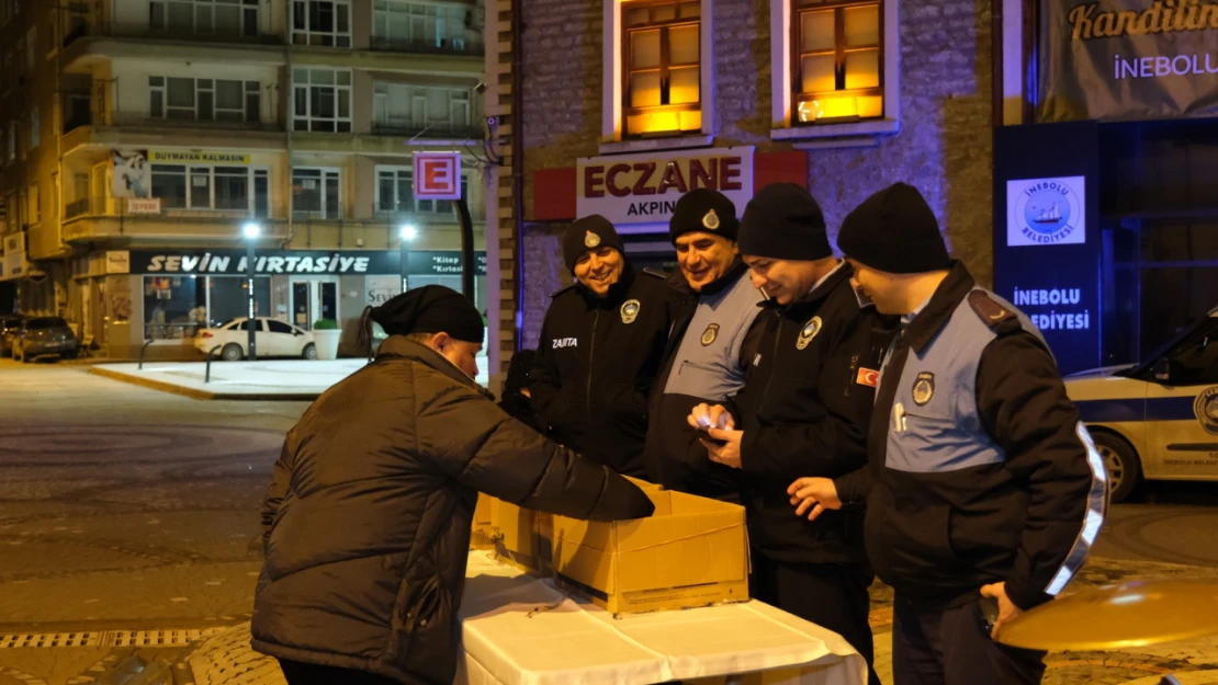 İnebolu'da Berat Kandili'nde Akide Şekeri Dağıtıldı