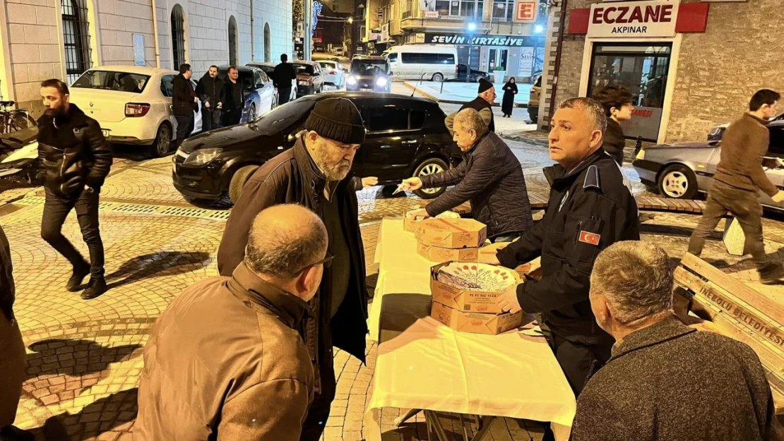 İnebolu'da Kandil Şekeri İkram Edildi