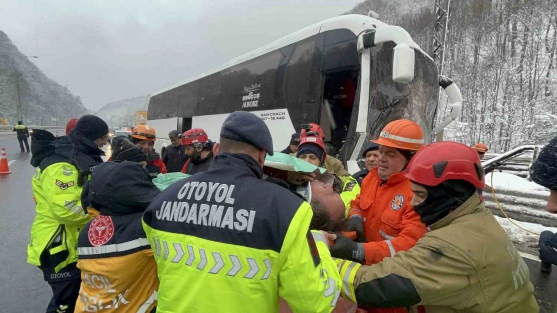 Otobüs, Tıra Çarptı: 1 Yaralı