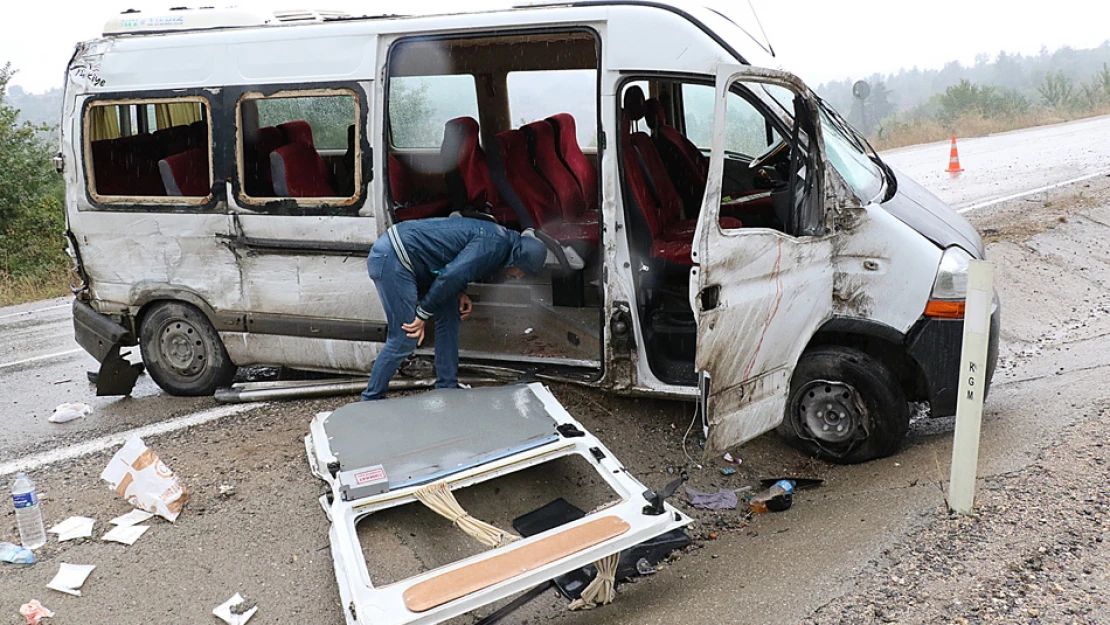 İşçi minibüsü devrildi 16 YARALI