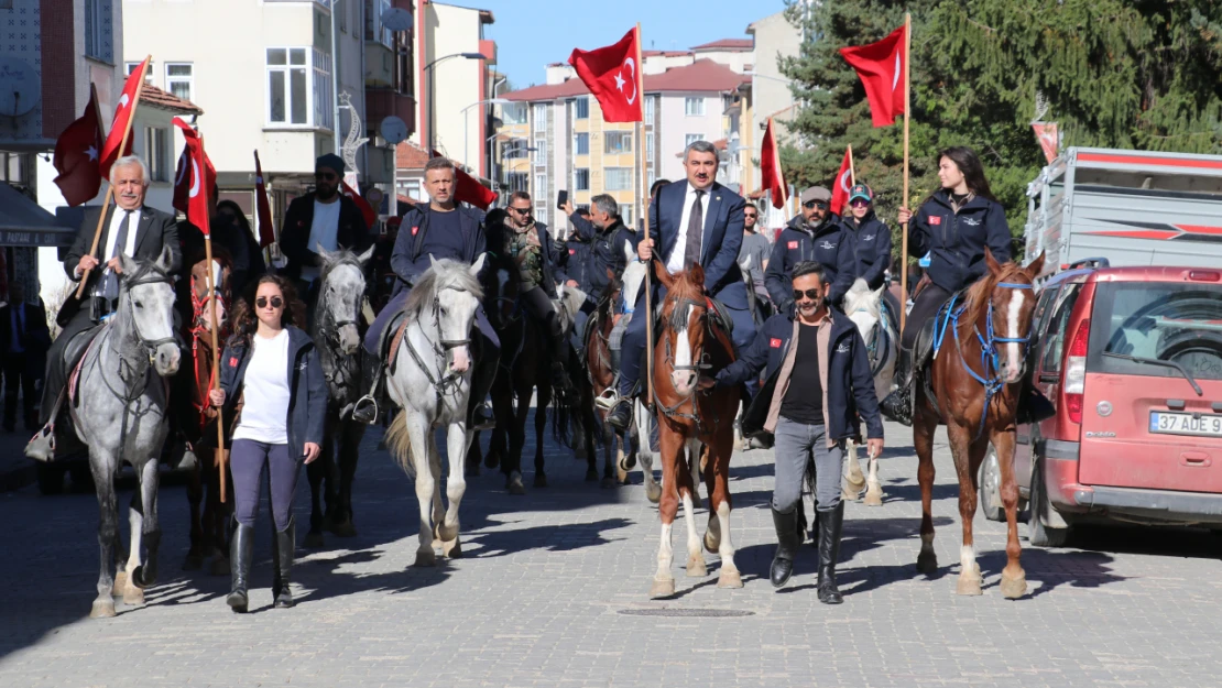 İstiklal Yolu'nu At Sırtında Geçtiler