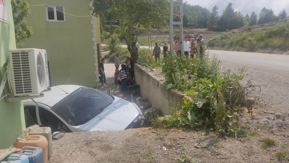 İstinat duvarı aracın üstüne çöktü, yaralılar var!