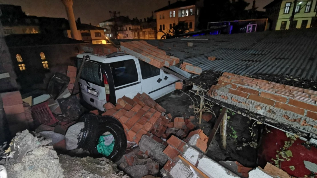 İstinat duvarı yıkıldı: 6 araç hasar gördü