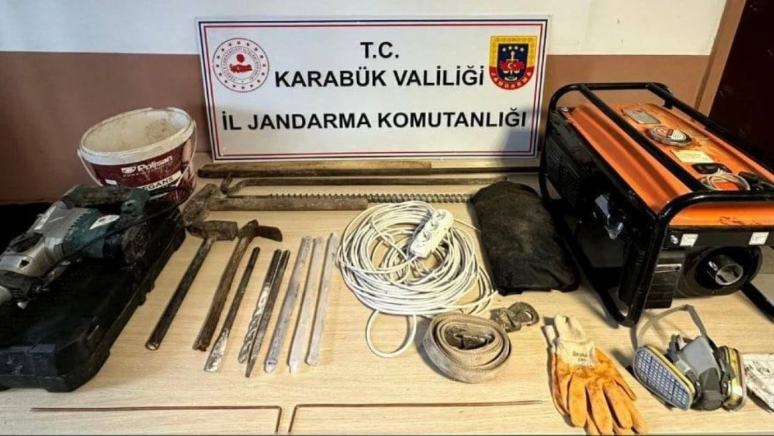 Kaçak Kazı Yapan 5 Kişi Jandarmaya Yakalandı