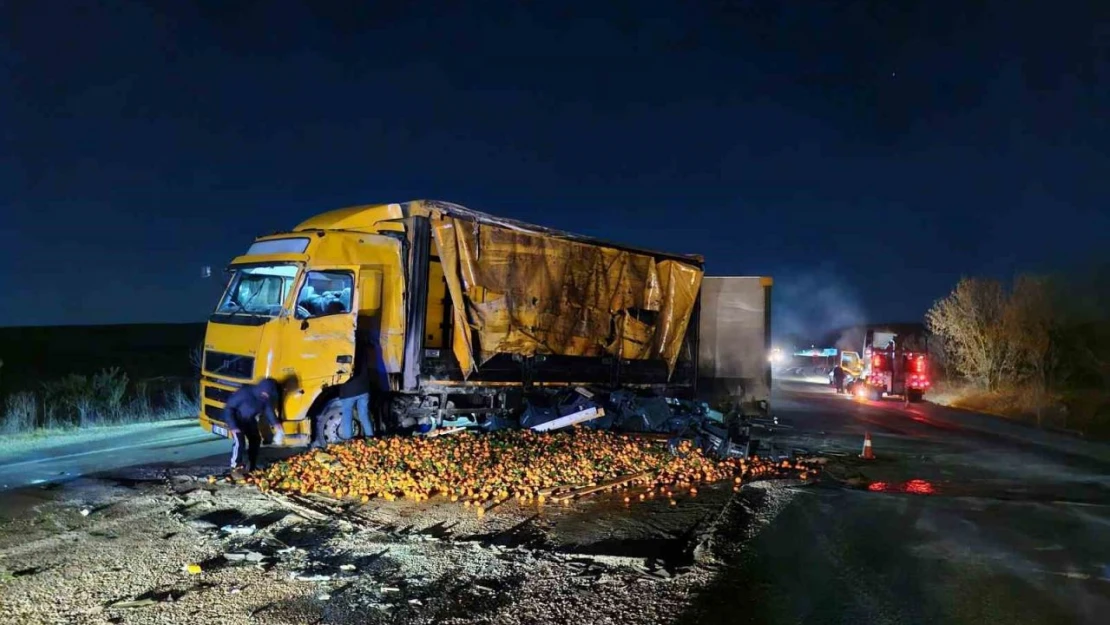 Kamyon Devrildi, Yol Trafiğe Kapandı