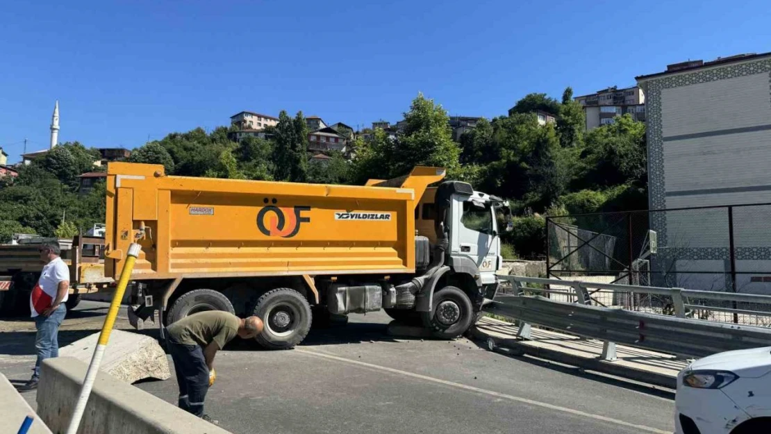 Kamyonet Bariyerlere Çarptı: Alkollü Sürücü Felakete Sebep Olabilirdi!