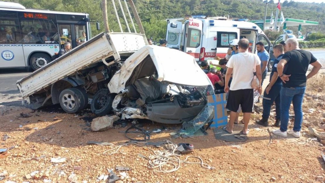 Kamyonet hurdaya döndü: 1 ölü, 1 yaralı