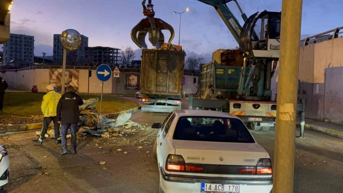 Kamyonun Üzerindeki Yükler Alt Geçide Takıldı