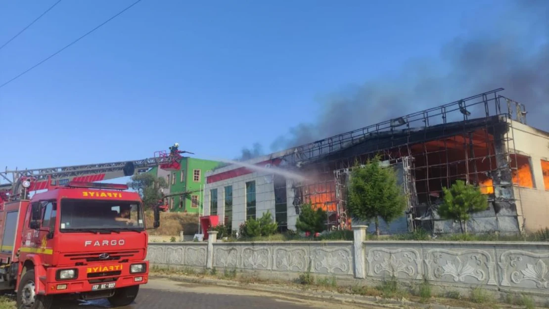 Kapı fabrikası küle döndü