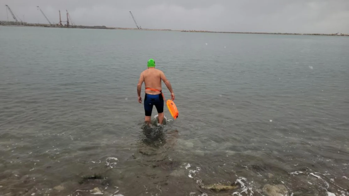 Kar Altında Denizde Yüzdü