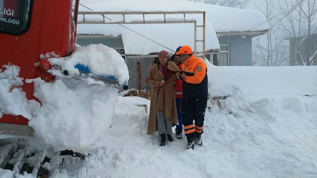 Kar engelini aşıp, hastaneye yetiştirdiler