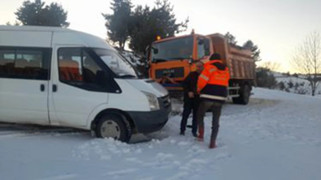 Kar kürüme aracıyla okul servisi çarpıştı