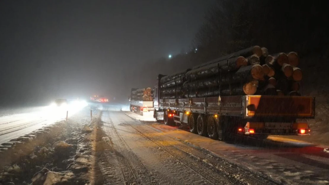 Kar Yağışı Ilgaz Dağı'nda Trafiği Kilitledi