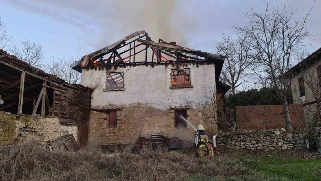 Karabük'te İki Katlı Ev Yandı