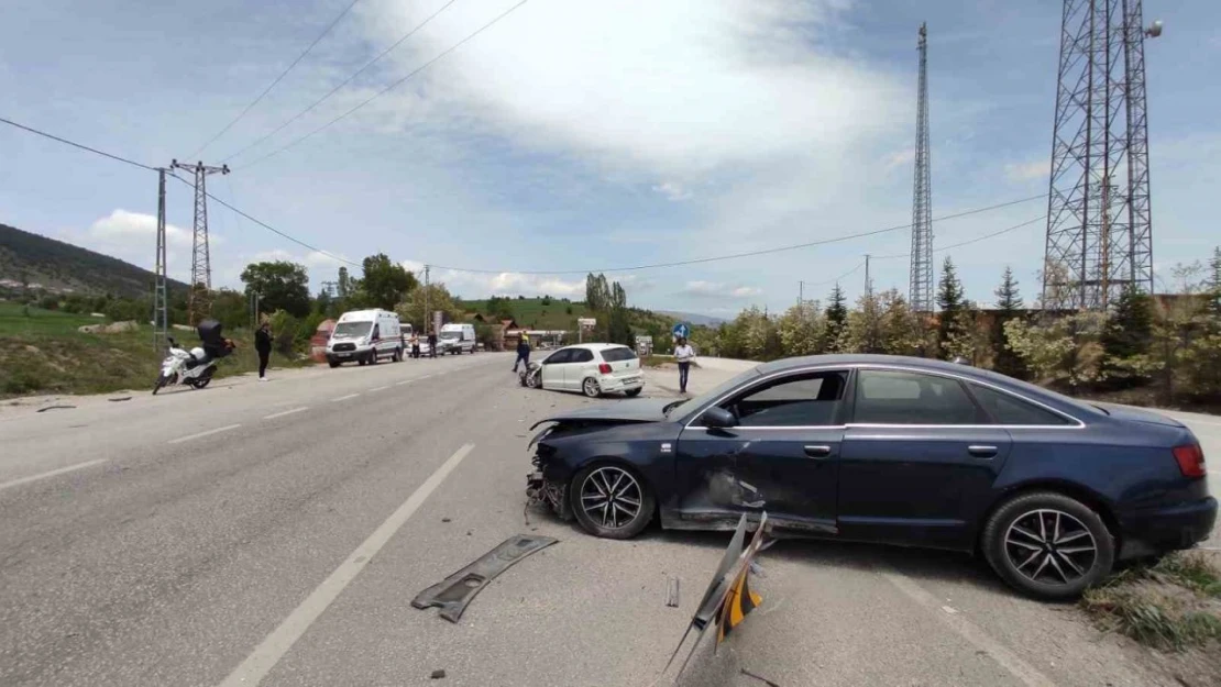 Karabük'te İki Otomobil Çarpıştı: 3 Yaralı