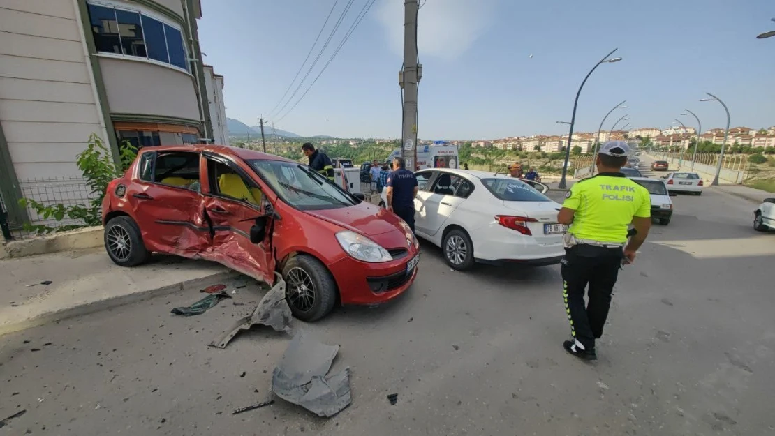 Karabük'te İki Otomobil Çarpıştı: 5 Yaralı