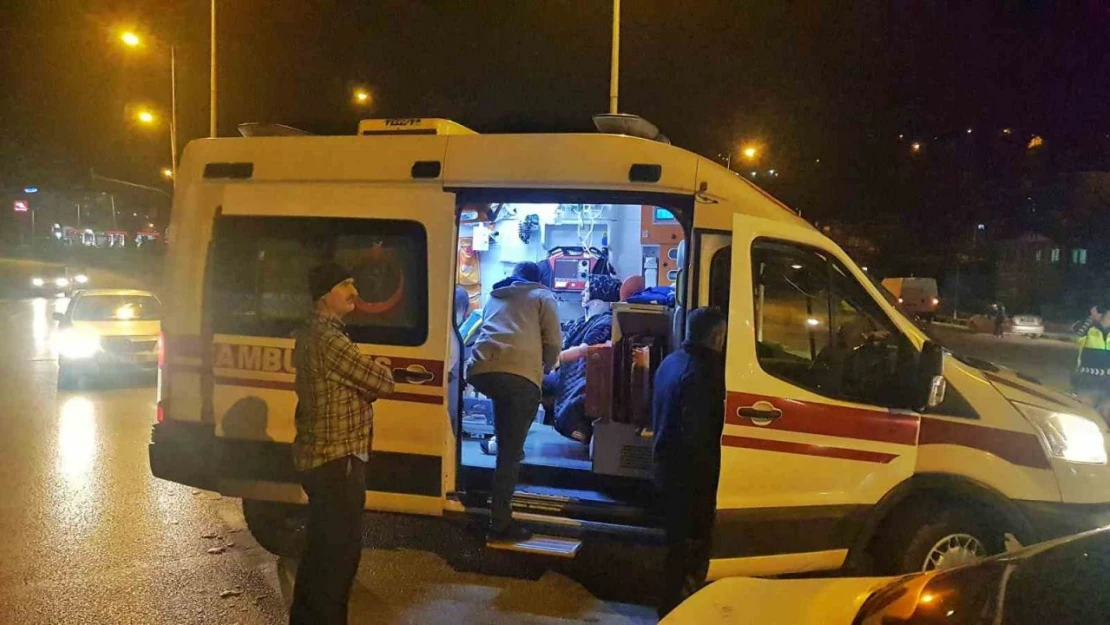 Karabük'te İki Otomobil Çarpıştı: 2 Yaralı