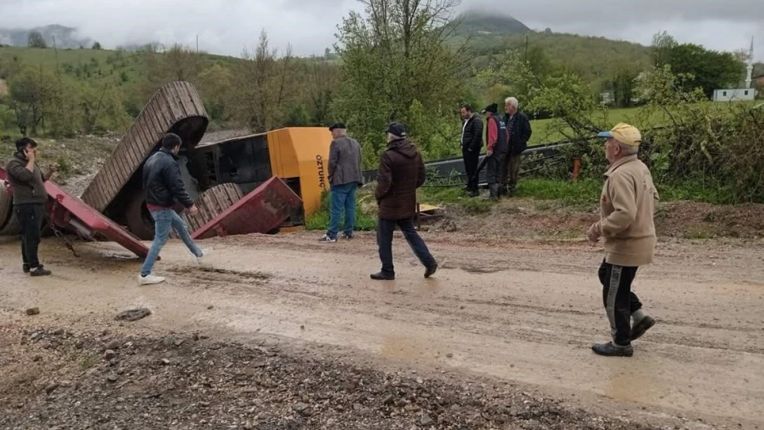 Karabük'te kaza iş makinesi çaya devrildi