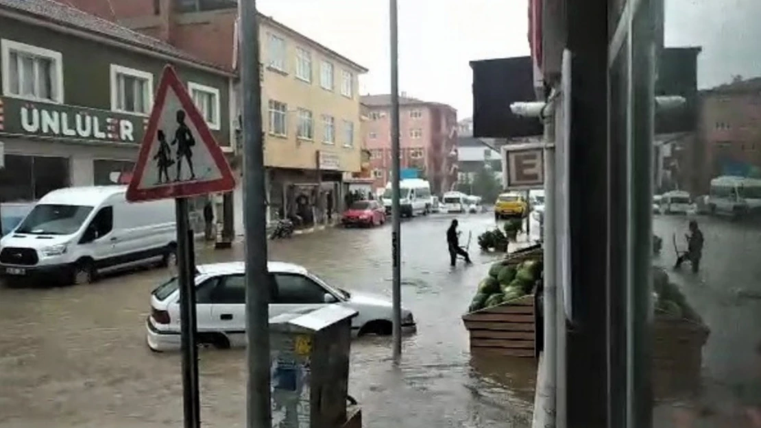 Karabük'te yollar dere yatağına döndü, iş yerlerini su bastı