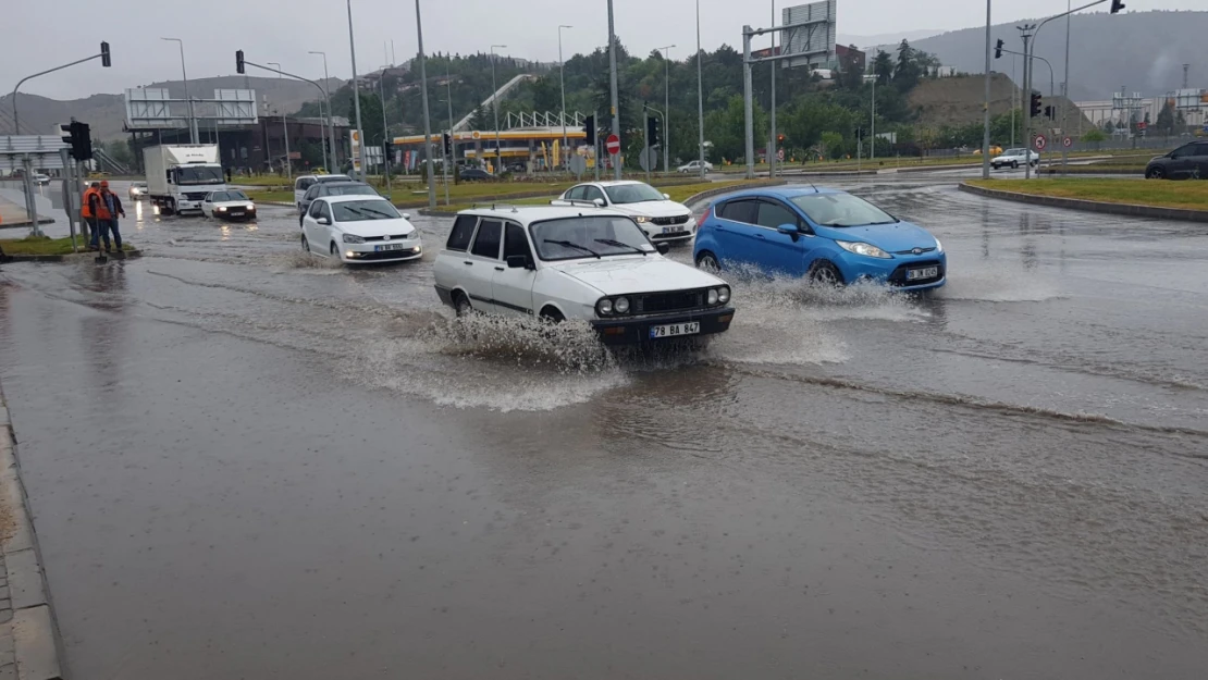 Karabük'te yollar göle döndü