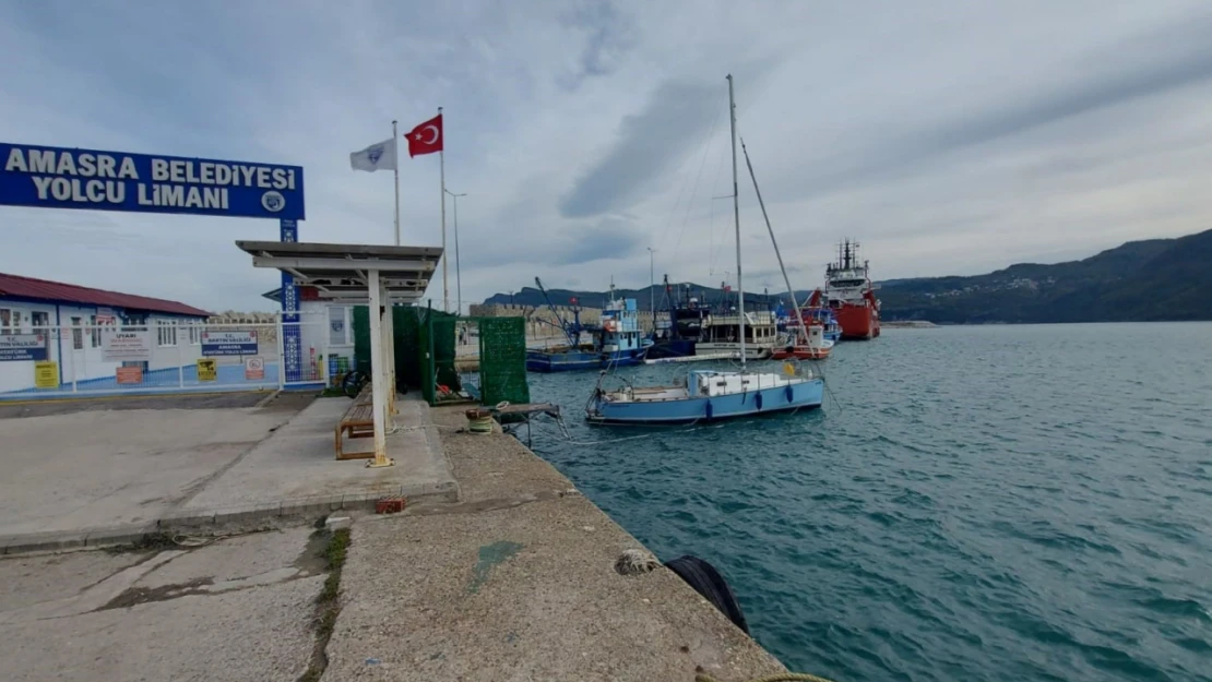 Karadeniz'de Petrol Aramada Görevli Tekneler Amasra Limanı'na Sığındı