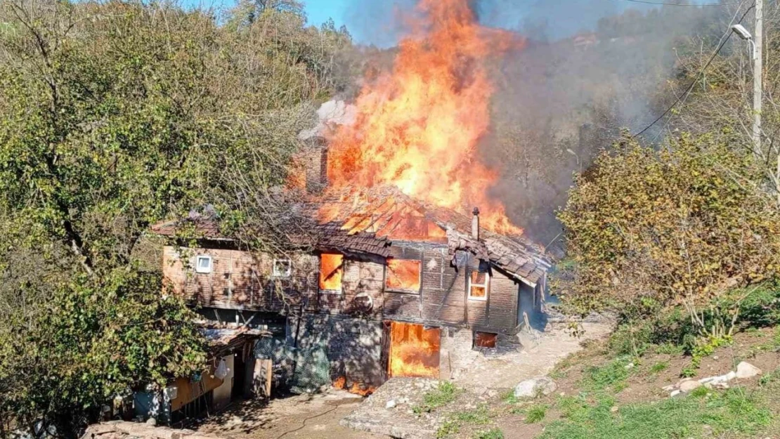 İki Katlı Ahşap Ev Tamamen Yandı