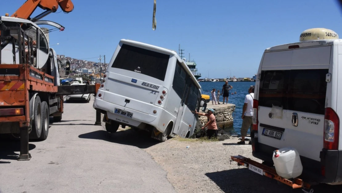 Karavanını park etmek isterken kayalıklara düşürdü