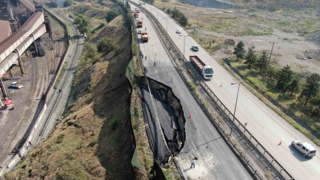 Kara Yol Tamamen Çökünce Demir Yolu da Ulaşıma Kapandı