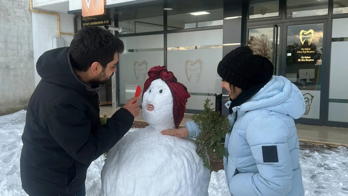 Kardan Adama Protez Diş Taktı