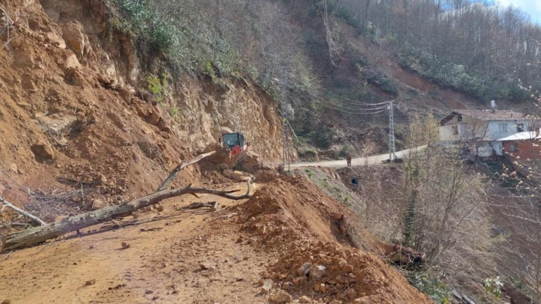 Kastamonu Bozkurt'ta heyelan yolu ulaşıma kapattı